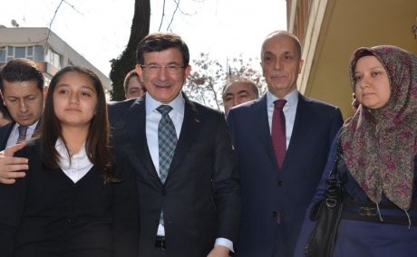 BAŞBAKAN DAVUTOĞLU TÜRK-İŞ'TE ŞEHİT MADENCİ AİLESİ İLE BİR ARAYA GELDİ
