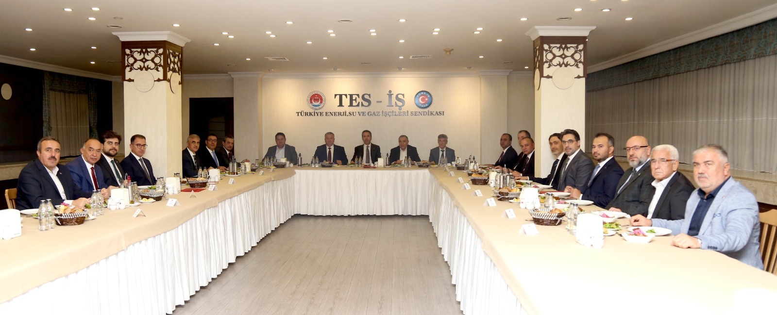 Genel Başkanımız Akçul Enerji ve Tabii Kaynaklar Bakanı Bayraktar İle Bir Araya Geldi