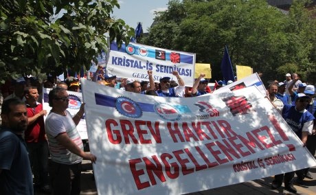 GREVİ ERTELENEN ŞİŞE-CAM İŞÇİLERİ ÇALIŞMA BAKANLIĞI ÖNÜNDE EYLEM YAPTI