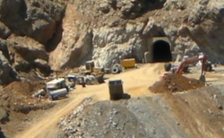 GÜMÜŞTAŞ'TA SENDİKALAŞMAYA İŞÇİ KIYIMIYLA ENGELLEME