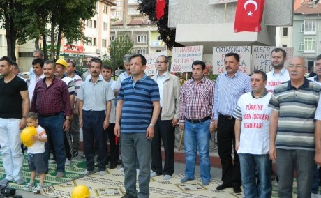 İŞSİZ KALAN 600 MADENCİ, EYLEM ALANINDA İFTAR YAPTI