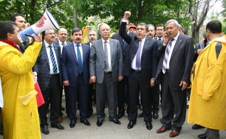 KAMU-SEN YATAĞAN İŞÇİLERİNİ ZİYARET ETTİ