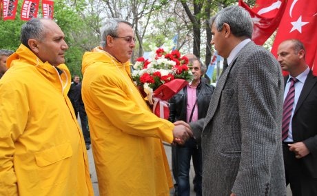 MADEN VE ENERJİ İŞÇİLERİNDEN POLİSE TAZİYE ÇİÇEĞİ