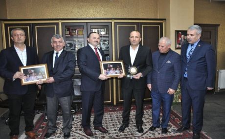 Sendikamıza Demokrasi Nöbetimiz Anısına Plaket Verildi