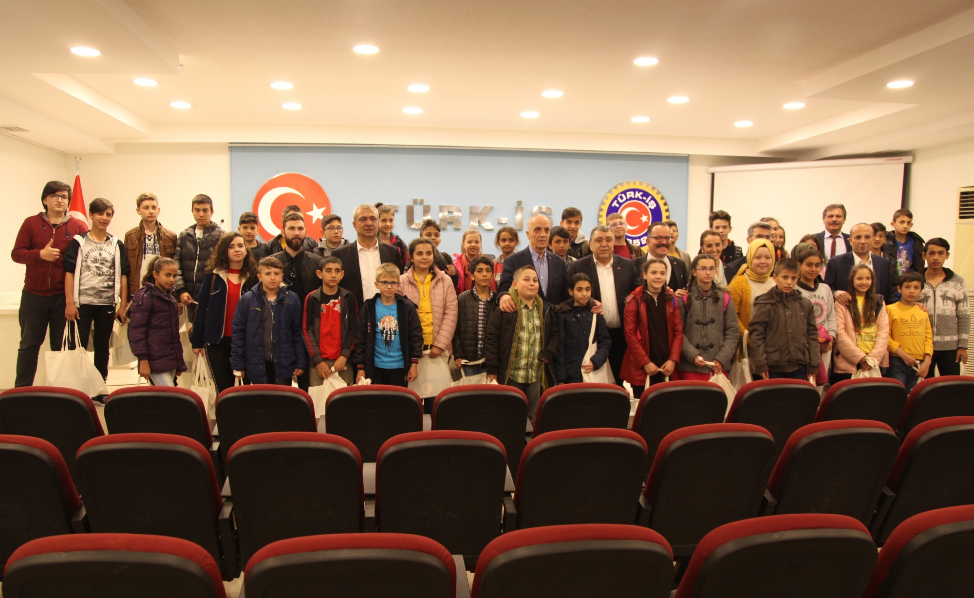 Somalı Öğrencilerden Genel Başkanımıza Plaket