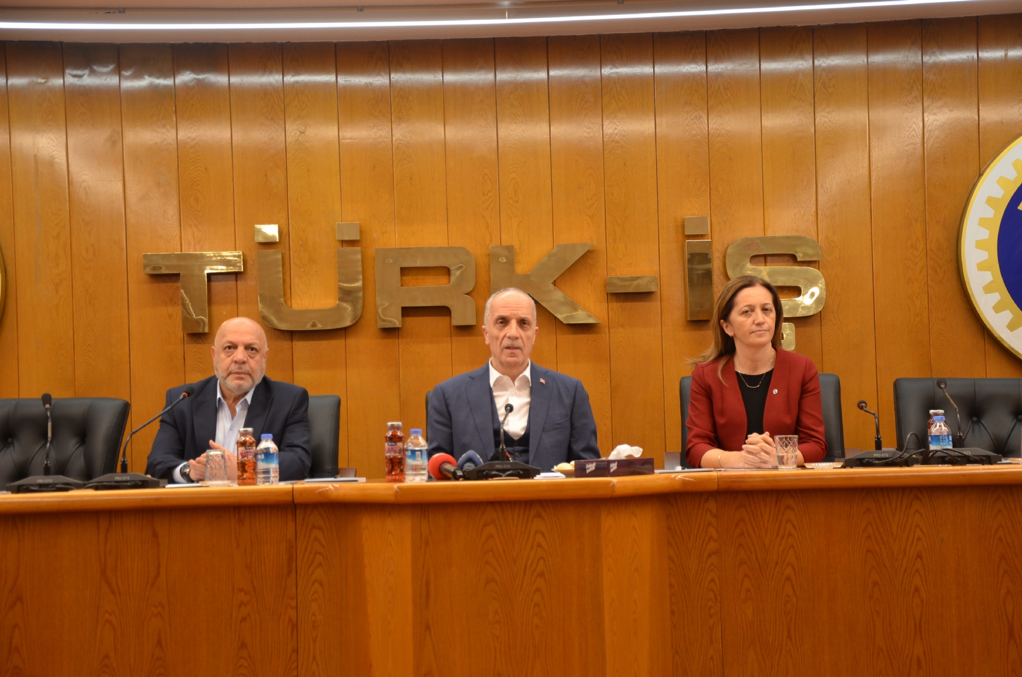  TÜRK-İŞ  HAK-İŞ ve DİSK VERGİLER KONUSUNDAKİ ORTAK GÖRÜŞ VE TALEPLERİNİ BASIN AÇIKLAMASIYLA DUYURDU