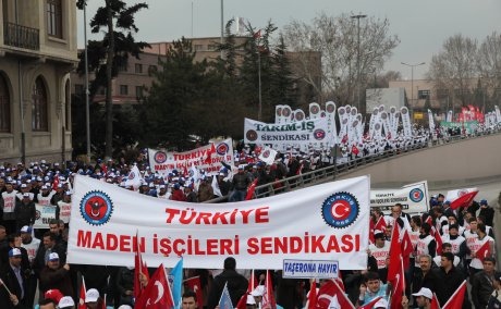 TÜRK-İŞ'TEN KİTLESEL MİTİNG